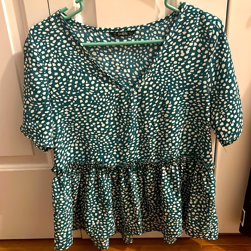 Green and white print short-sleeved tshirt